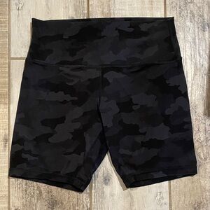 Lululemon Athletica Black Camo Women’s Active Shorts - Size 12